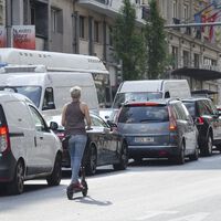 Ganarse una multa nivel: llevar un somier en patinete eléctrico sin casco ni reflectantes bajo la lluvia 