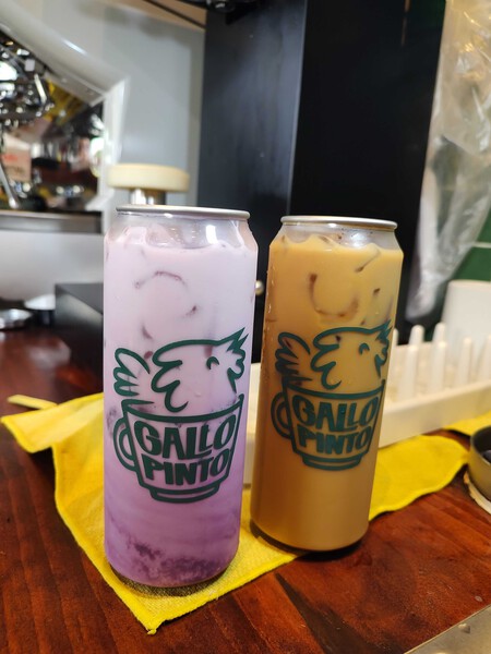 Sándwich de pastrami o de pollo ahumado y bebidas recién hechas pero enlatadas: así es el lugar de CDMX donde el desayuno no tiene horario