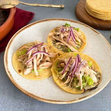 Panuchos yucatecos, una receta mexicana con frijoles dentro de la tortilla