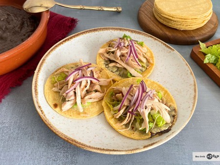 Panuchos yucatecos, una receta mexicana con frijoles dentro de la tortilla