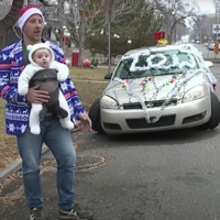 Vecinos de un barrio en Denver convirtieron un auto abandonado en un adorno navideño