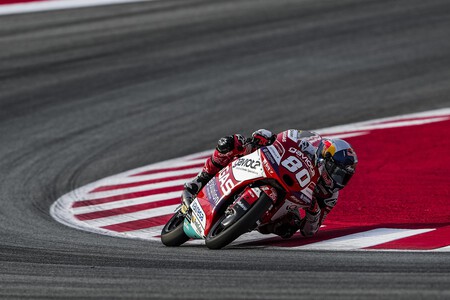 El colombiano David Alonso repite victoria en Moto3 y Daniel Holgado aprieta el mundial con una caída