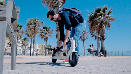 El problema de los patinetes eléctricos circulando por las calles y su vacío legal: lo que sabemos hasta ahora