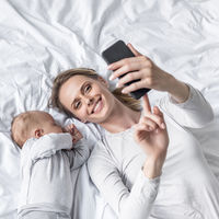 Mi bebé, mi móvil y yo: tres madres nos cuentan cómo el smartphone les está ayudando durante los primeros meses