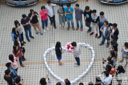 Ni Apple pudo ayudarlo, compró 99 iPhone 6 para proponer matrimonio... y lo rechazaron