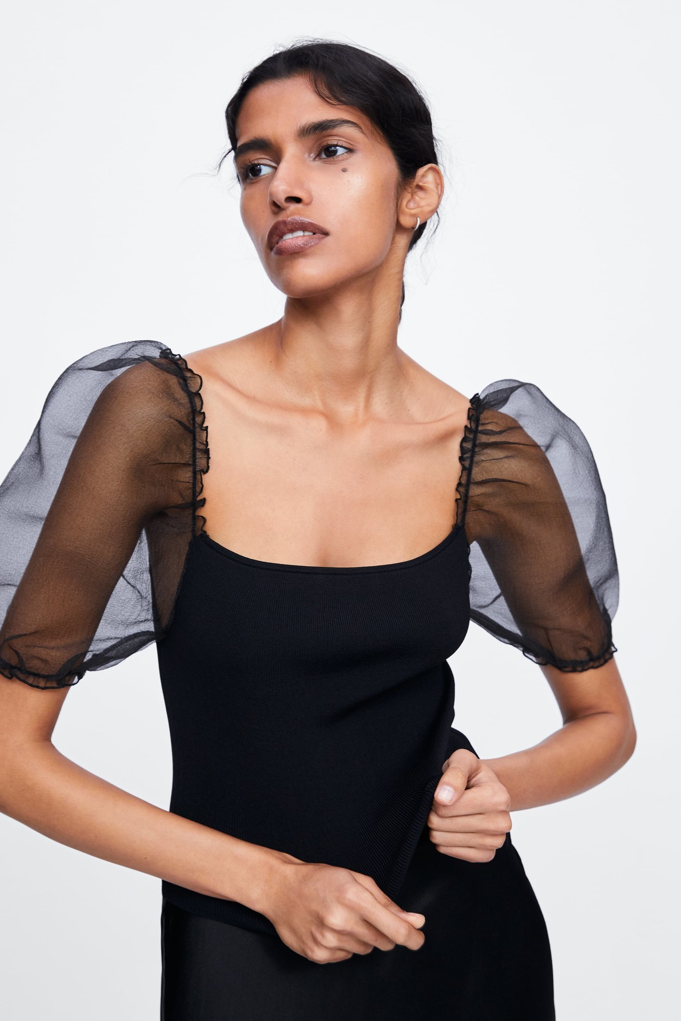 Zara tiene los 15 tops más bonitos de la temporada, tanto que vas a