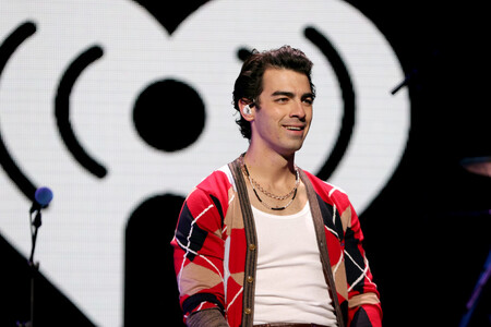 Joe Jonas hace que el cárdigan se rombos se vuelva cool, y copiamos su look con éstas opciones