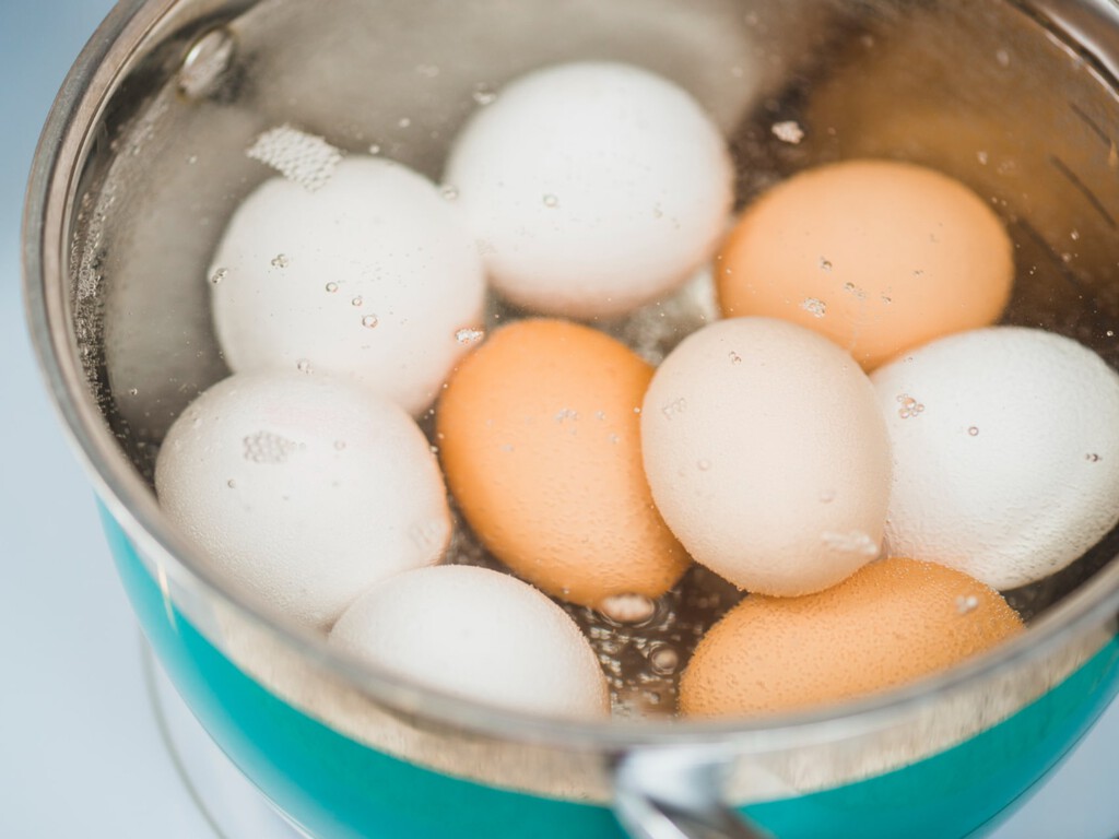 Por qué no puedes olvidarte de echar sal al agua cuando hierves huevos: la ciencia explica su beneficio en la coagulación