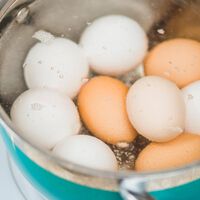 Por qué no puedes olvidarte de echar sal al agua cuando hierves huevos: la ciencia explica su beneficio en la coagulación 