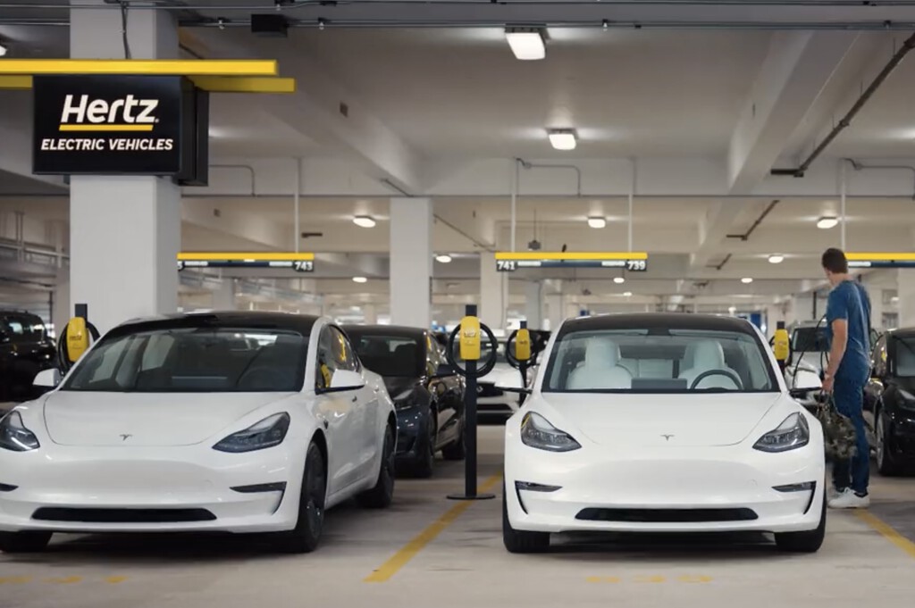 Hertz cambiará 20.000 coches eléctricos por gasolinas. Hay un claro señalado: Tesla