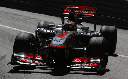Kimi Räikkönen carga sobre Sergio Perez