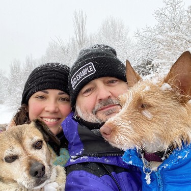 Fernando Mainer, bajista de Mägo de Oz, sobre su perro adoptado: "Se viene con nosotros a todos lados"