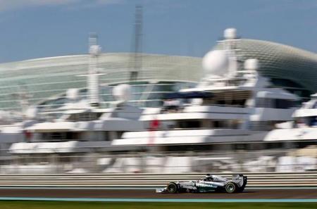 Lewis Hamilton sigue en cabeza en Abu Dabi