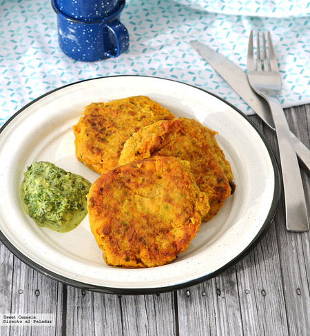 Tortitas de pescado con especias indias y salsa de cilantro. Receta para cuaresma