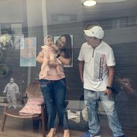 Los padres pueden presentar su bebé a la familia dentro de una cabina desinfectada: una buena idea en tiempos de coronavirus