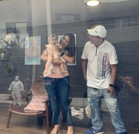 Los padres pueden presentar su bebé a la familia dentro de una cabina desinfectada: una buena idea en tiempos de coronavirus