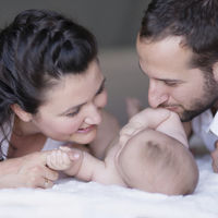 Podemos propone ampliar el permiso de lactancia de nueve meses a un año, y que ambos progenitores puedan disfrutarlo