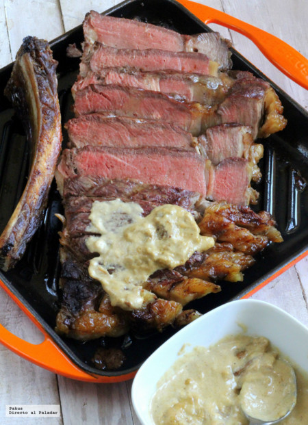 Chuletón al horno en cocción lenta con salsa de boletus. Receta para triunfar