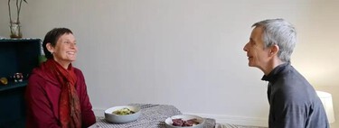 Una pareja de 57 y 60 años experimentan la vida sin muebles en casa y cuatro años después se encuentran más felices sin sofá