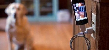 Une Bobine, un cable semi-rígido para cargar cómodamente nuestro teléfono