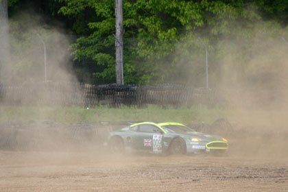 Aston Martin DBR9 volador