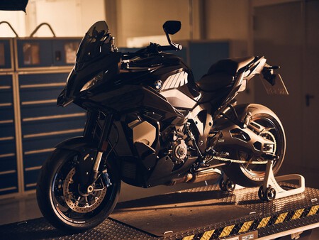 M1000xr Man 1 2023