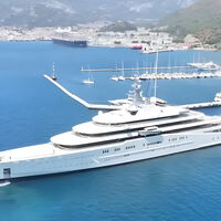 Amarrado en un puerto por años, este superyate se convirtió en una fábrica y ha consumido toneladas de diésel por una razón: mantenerse refrigerado