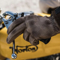 El truco para evitar que se te congelen las manos yendo en moto con viento y lluvia usando unos simples guantes de látex 