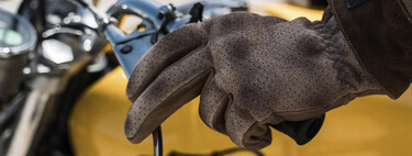 El truco para evitar que se te congelen las manos yendo en moto con viento y lluvia usando unos simples guantes de látex 