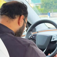 Le pagaron por dormir: su trabajo era vigilar un taxi autónomo de Tesla, pero lo cacharon tomando una siesta "al volante"