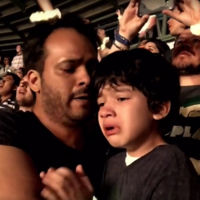 La emocionante reacción de un niño con autismo al oír su canción favorita en un concierto de Coldplay 