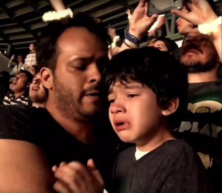 La emocionante reacción de un niño con autismo al oír su canción favorita en un concierto de Coldplay