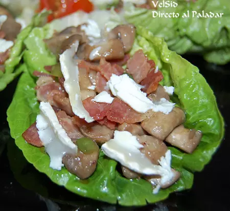 Cogollos de lechuga con champiñones, bacon y queso