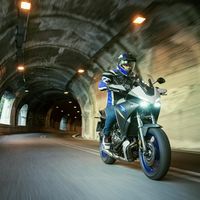 La Yamaha Tracer 700 se actualiza con mejores componentes, más agresividad y la misma filosofía polivalente
