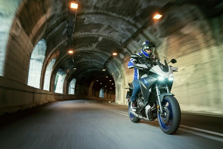 La Yamaha Tracer 700 se actualiza con mejores componentes, más agresividad y la misma filosofía polivalente