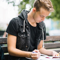 Muchos de la generación Z no saben firmar su nombre: se han olvidado de escribir a mano 