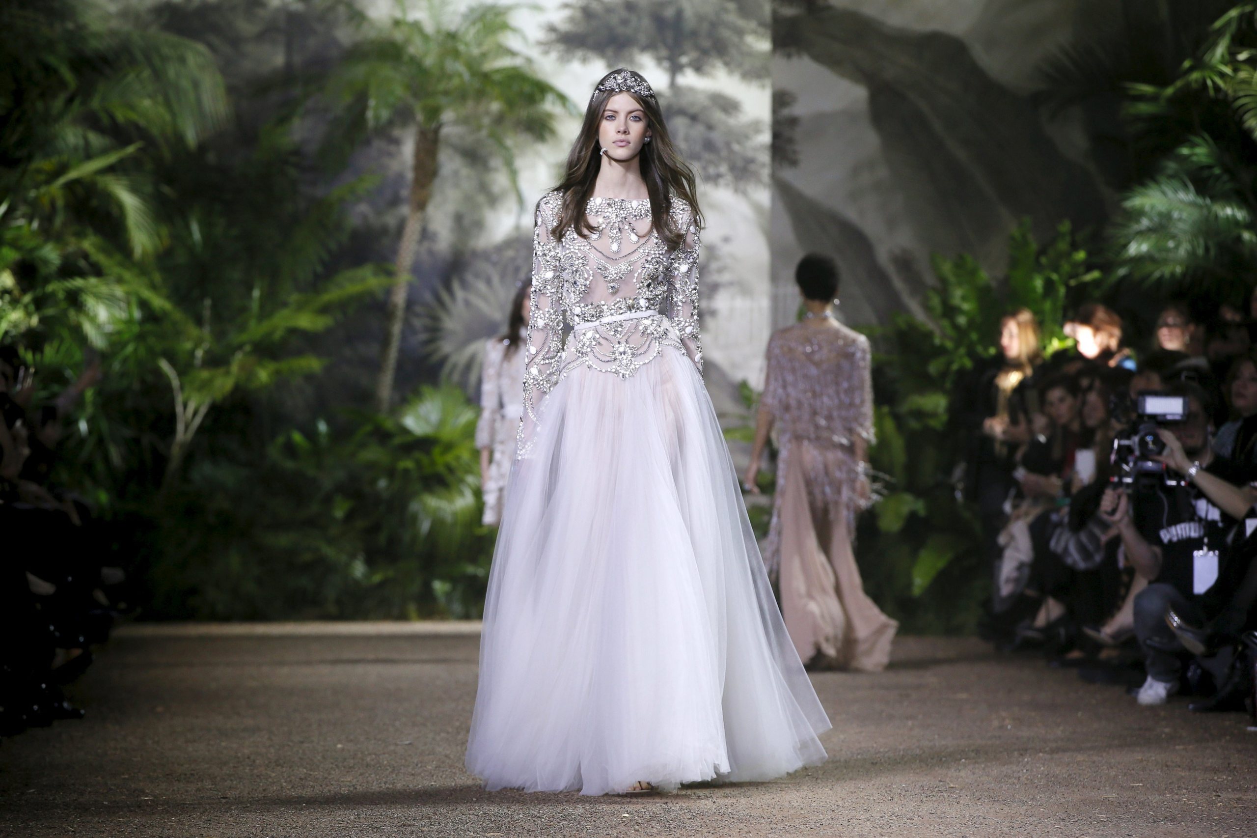 El cuento de hadas de Elie Saab en su desfile Primavera-Verano 2016 Alta Costura