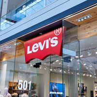 Levi's lanza una rebaja histórica: su chaqueta casual más vendida, ahora a mitad de precio  