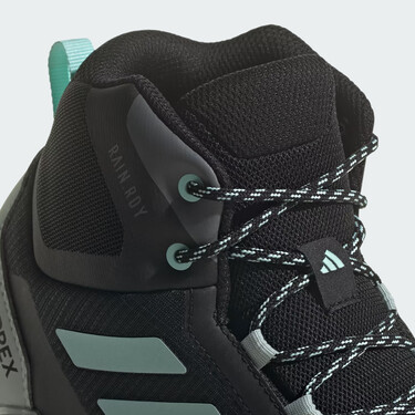 Estas zapatillas parecen botas de montaña, pero son tan cómodas que vas a querer llevarlas de la ruta de senderismo al asfalto en todos tus looks 