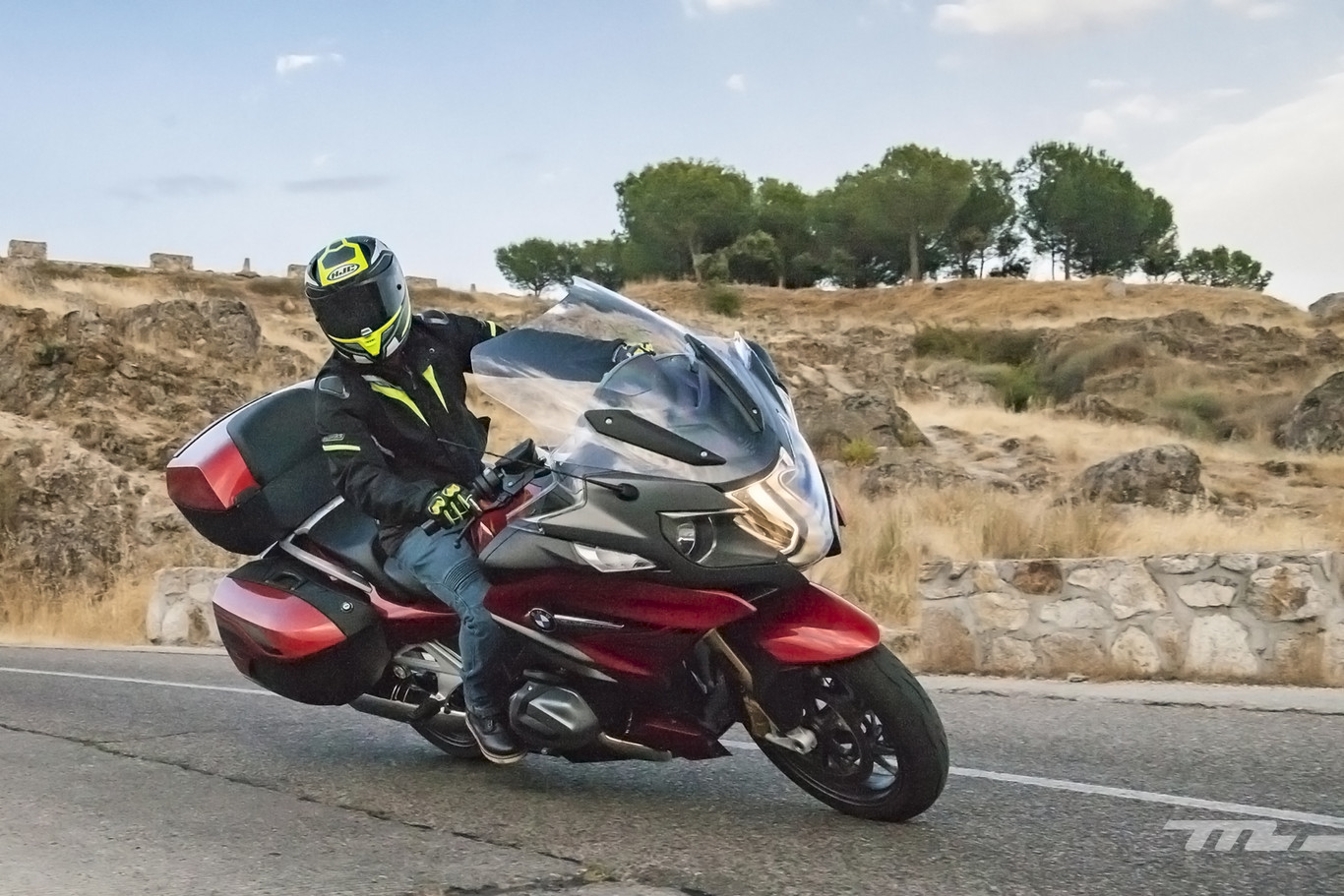 Probamos la BMW R 1250 RT: la misma moto rutera de lujo ahora tiene 136 CV, distribución variable y más gadgets