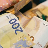 Ganaba más de 2.600 euros al mes y tenía 600.000 euros en el banco: un tribunal la ha obligado a devolver 1.615 euros del subsidio por desempleo 