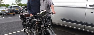 Un padre guardó la moto en cajas hace 97 años. Ahora su hijo de 69 se ha sacado el carnet y la ha restaurado en su honor