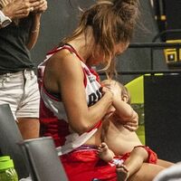Una jugadora de baloncesto amamanta a su bebé en un descanso del partido, y su foto se hace viral 