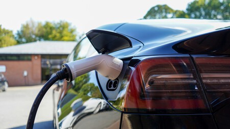 Coche eléctrico cargando