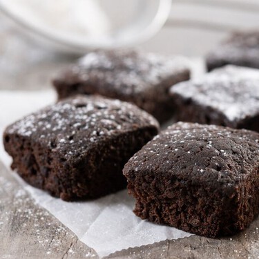 Brownies esponjosos y húmedos sin harina convencional: quedan listos en 20 minutos