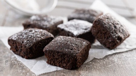 Brownies esponjosos y húmedos sin harina convencional: quedan listos en 20 minutos