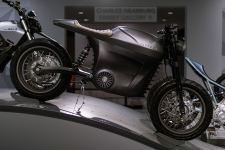 La Tarform Luna es una moto eléctrica con 190 kilómetros de autonomía, llega a los 140 km/h y cuesta 21.370 euros