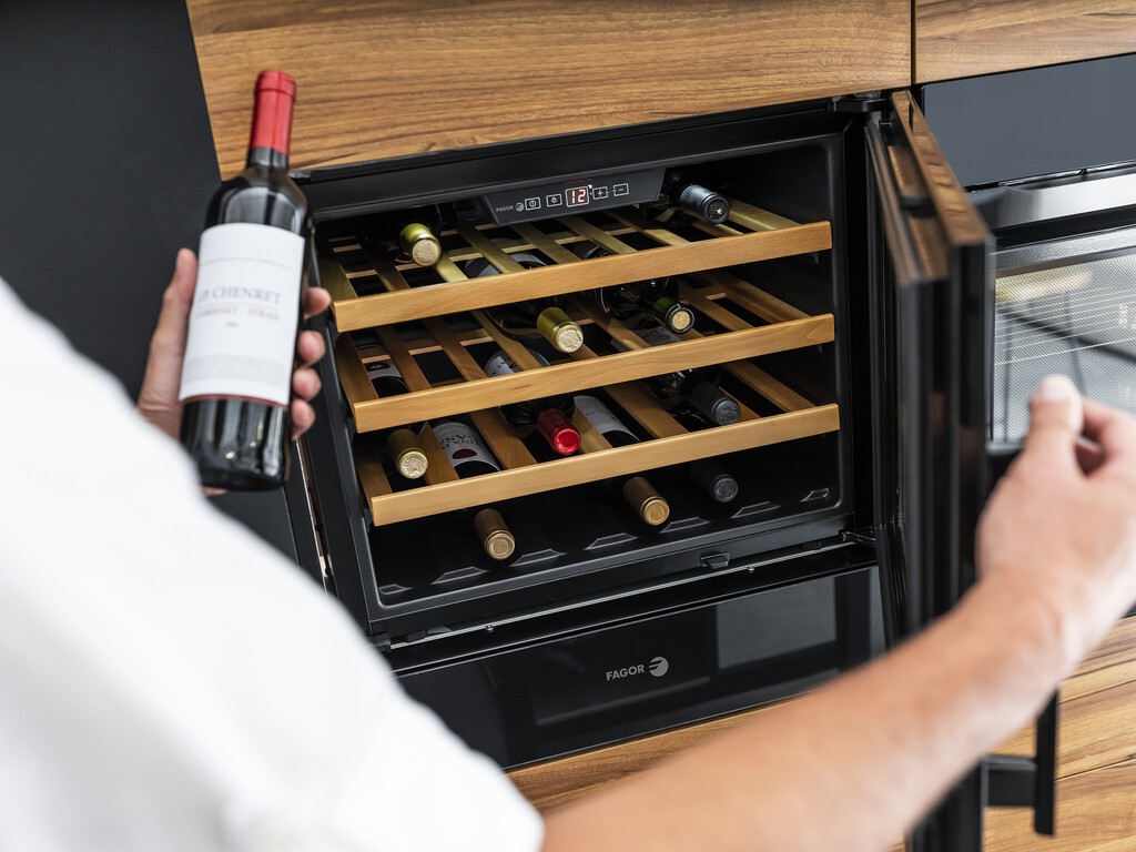 Las nuevas vinotecas de Fagor vienen con filtro UV, iluminación LED y pueden controlar la temperatura y humedad de tus botellas