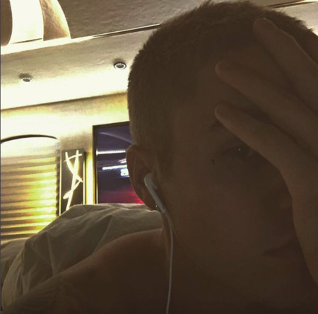Justin Bieber se tatúa el careto... o tiene una peca rara