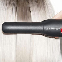 La plancha sin cables de GHD se desploma y es perfecta para alisar o rizar